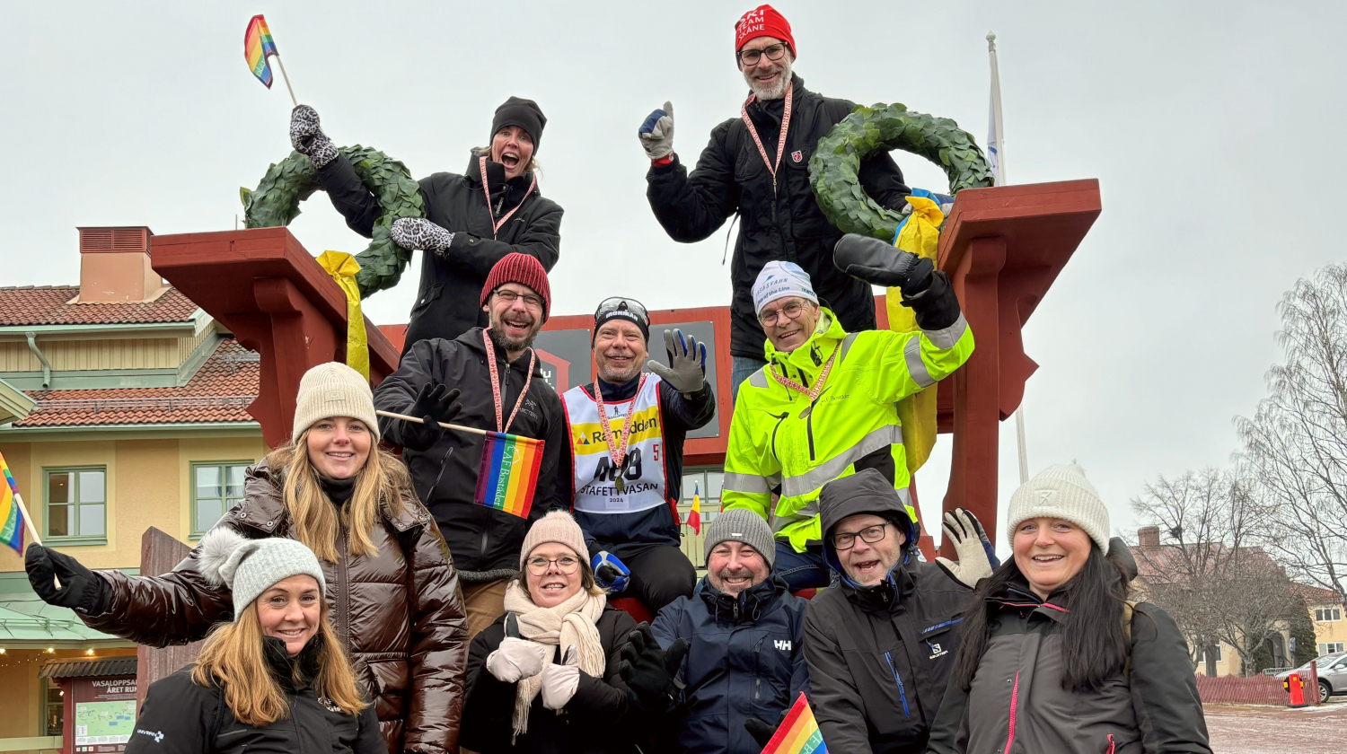 En grupp glada medarbetare poserar